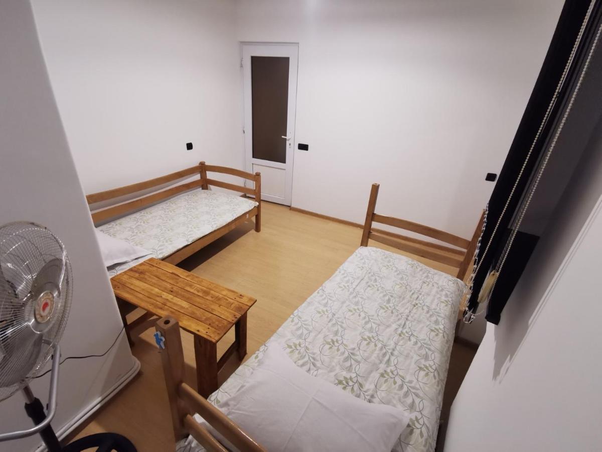 יירבאן 4 Friends Hostel מראה חיצוני תמונה