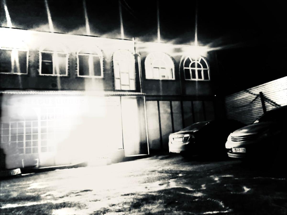 יירבאן 4 Friends Hostel מראה חיצוני תמונה