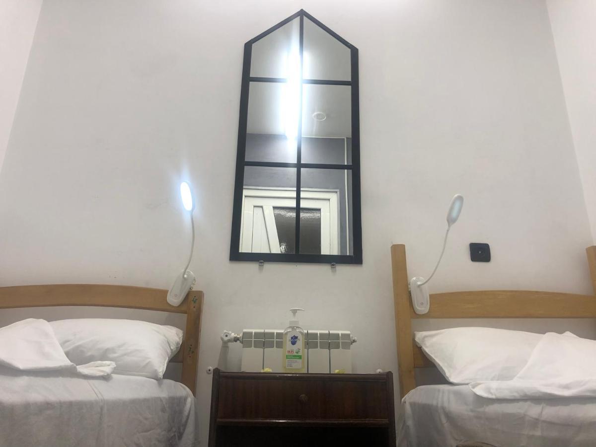 יירבאן 4 Friends Hostel מראה חיצוני תמונה