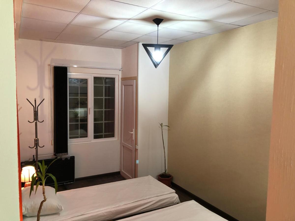יירבאן 4 Friends Hostel מראה חיצוני תמונה